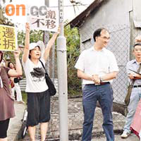 關注組抗議邱誠武（中）偷偷摸摸到訪菜園村。