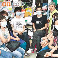 張麗霞（右五）表示，正召集各政府部門外判工組成大聯盟抗爭。