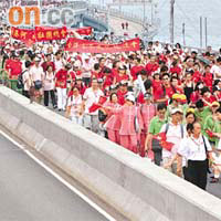 東區走廊舉行的千萬行有逾萬人參加，亦為港島區連串封路措施揭開序幕。