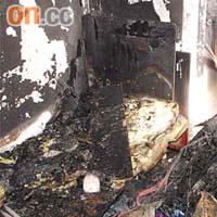 起火單位內嚴重焚毀，家具全部燒焦。