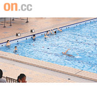 不少公眾泳池並無豎立「五米旗」，令泳客游背泳時差點頭撞池邊。