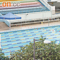 記者巡視六個游泳池發現，只有摩士公園游泳池豎有「五米旗」。