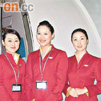 內地大學生（左起）張愛梅、羅萌和王國蓉昨完成一年的機艙服務員實習訓練。