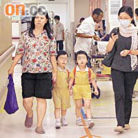 小兄妹送抵醫院交由母親（左）照顧。