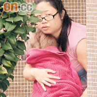 「芝麻」與女主人團聚，被一抱入懷。