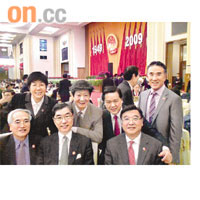 （前排左起）梁秉中、溫嘉旋、黃玉山同（後排左起）蔡素玉、曹宏威、雷添良同田北辰影大合照。