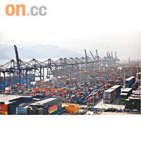 ○八年，中國的GDP已逾三十萬億元。圖為有「改革開放第一港」之稱的蛇口港。 資料圖片