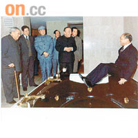 白天鵝開業當日，霍英東（右）坐在浴缸旁，風趣地向楊尚昆（左五）等介紹賓館的設施。