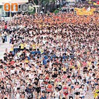 澳門昨日由萬多人參加的歡樂跑揭開十．一活動序幕。