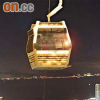 昂坪纜車首次推出夜航服務，讓市民在高空觀賞月色及夜景。