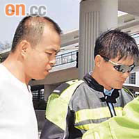 侯君剛（左）在場協助警員調查。