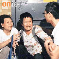 災民痛失家園，激動痛哭。
