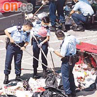 警員倒出垃圾搜尋證物。