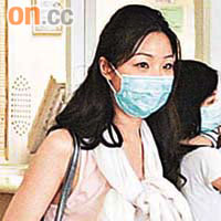 被咬傷手臂女子向警員憶述經過。