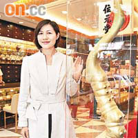 鄧梅芬稱，該八十三吋高的金蟲草（右），價值過萬元。