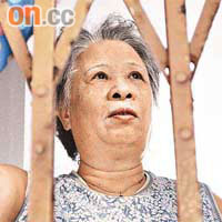 黃婆婆講述黃伯步出升降機絆倒經過，猶有餘悸。