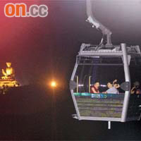 昂坪纜車在中秋節首次夜航，吸引大批市民乘搭纜車賞月。
