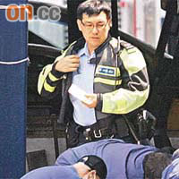 疑兇屍體被撈起後送抵水警基地。