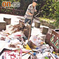 清潔工人努力不懈清理市民留下的中秋垃圾。