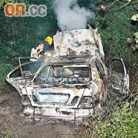 疑與斬人案有關的房車在松柏塱山邊被燒毀。