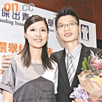 林志陞與太太昨日分享獲選傑青的喜悅。