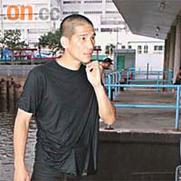 日漢向警員解釋自己不是跳海。