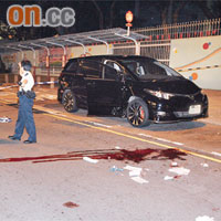 傷者駕駛的七人車停在路旁，現場遺下大攤血漬。