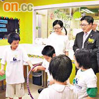 保良局主席何志豪（中）探訪兒童學習中心。