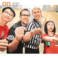本港小五學生林睿詩（右）一「剪」其技，贏了○四年國際包剪揼大賽冠軍Lee Rammage（左二）。