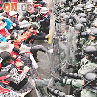 世貿部長級會議在香港舉行期間，警方出動大批正規人員應付示威。	資料圖片