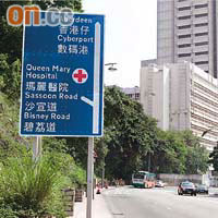 意外現場前有小型路牌指示行駛路線，但重型車司機較難察看。