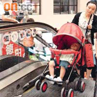德田邨封<img src='/font/fcb9_5nbk.gif' border='0'/>設舖，推着嬰兒車的居民被迫用扶手電梯。