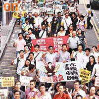 近五百名商戶及居民遊行至領匯的辦事處，強烈抗議領匯加租。	