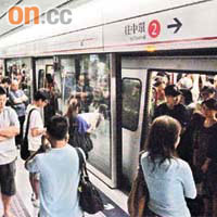 港鐵荃灣線列車昨晨發生故障，太子站不少乘客受阻。