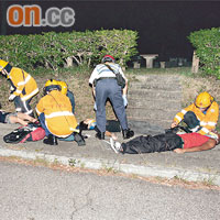 其中三名傷者躺在路邊由救援人員急救。