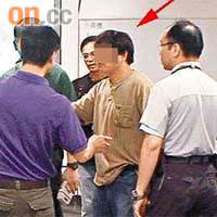 逃票工人（箭嘴示）與友人被港鐵職員截停。