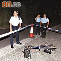 「自炒」單車橫亘路邊，警員在場調查。