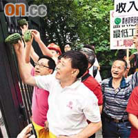 工聯會代表將苦瓜塞進政府總部的閘內，要求紓解工人之苦。