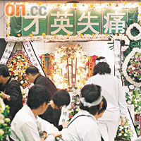 死者王西文在香港殯儀館設靈。