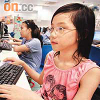 小五生龍錦秀透露家裏無法負擔上網費，使用學校及圖書館電腦室都困難多多。