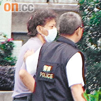 探員帶死者父親返回現場協助調查。	許錦雄攝