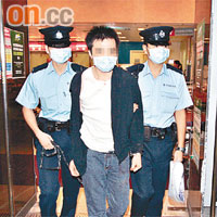 扮街坊疑匪遭識穿被擒。