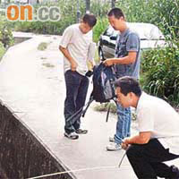 民政處職員到事發現場量度路面及拍照記錄。