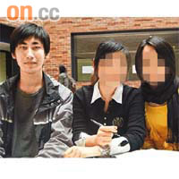 姜永（左）與同學在校園合照。
