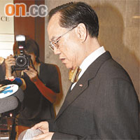 曾蔭權昨手持「貓紙」回應利益輸送問題。