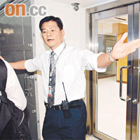 仁興中心保安員昨嚴陣以待，避免傳媒打擾曾蔭權親家。