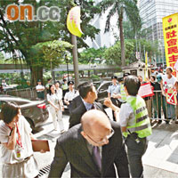 示威者向進入立法會的曾蔭權一行人擲玩具蕉。