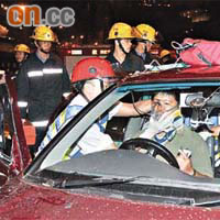 司機被困車內，救護員先為他戴上頸箍。