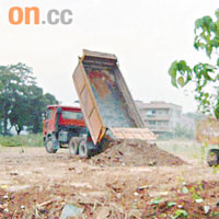 十月十五日，河上鄉村民拍攝到有泥頭車到場倒泥情況。