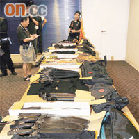 警方在武器庫內搜出大批開山刀、自製刀、斧頭及頭套等。